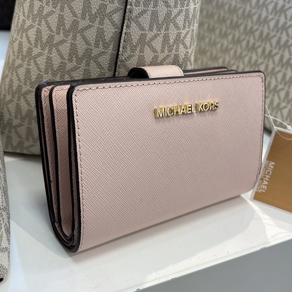 Michael Medium Crossgrain Leather Bifold Wallet
Powder Blush 
NWT - Picture 3 of 16